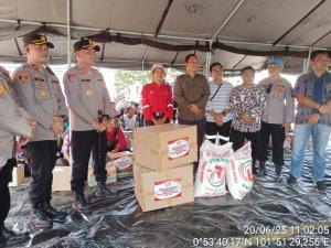 Polres Siak Bantu dan Semangati Korban Terdampak Kerusuhan di PT SSL Desa Tumang